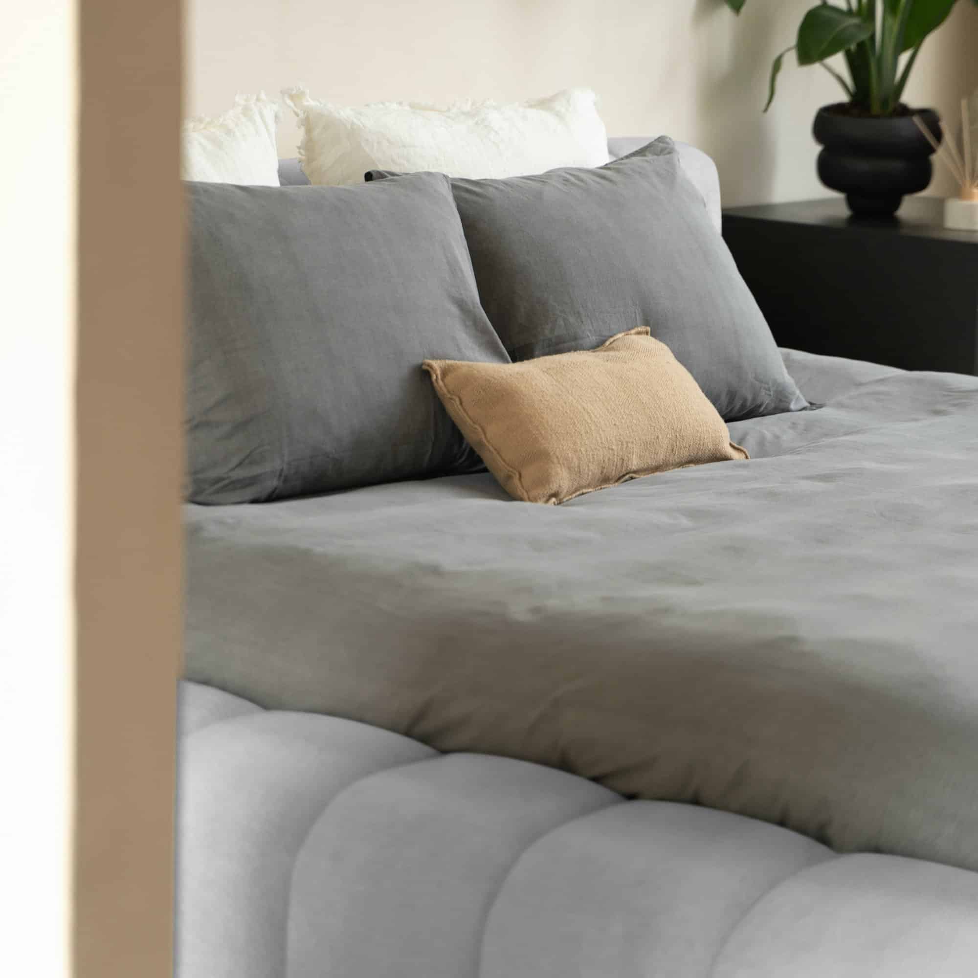 Mörgenn Bed Adore - Designbed - Luxe Matras 26cm - 4 kleuren - Inclusief Dekbed & Kussens