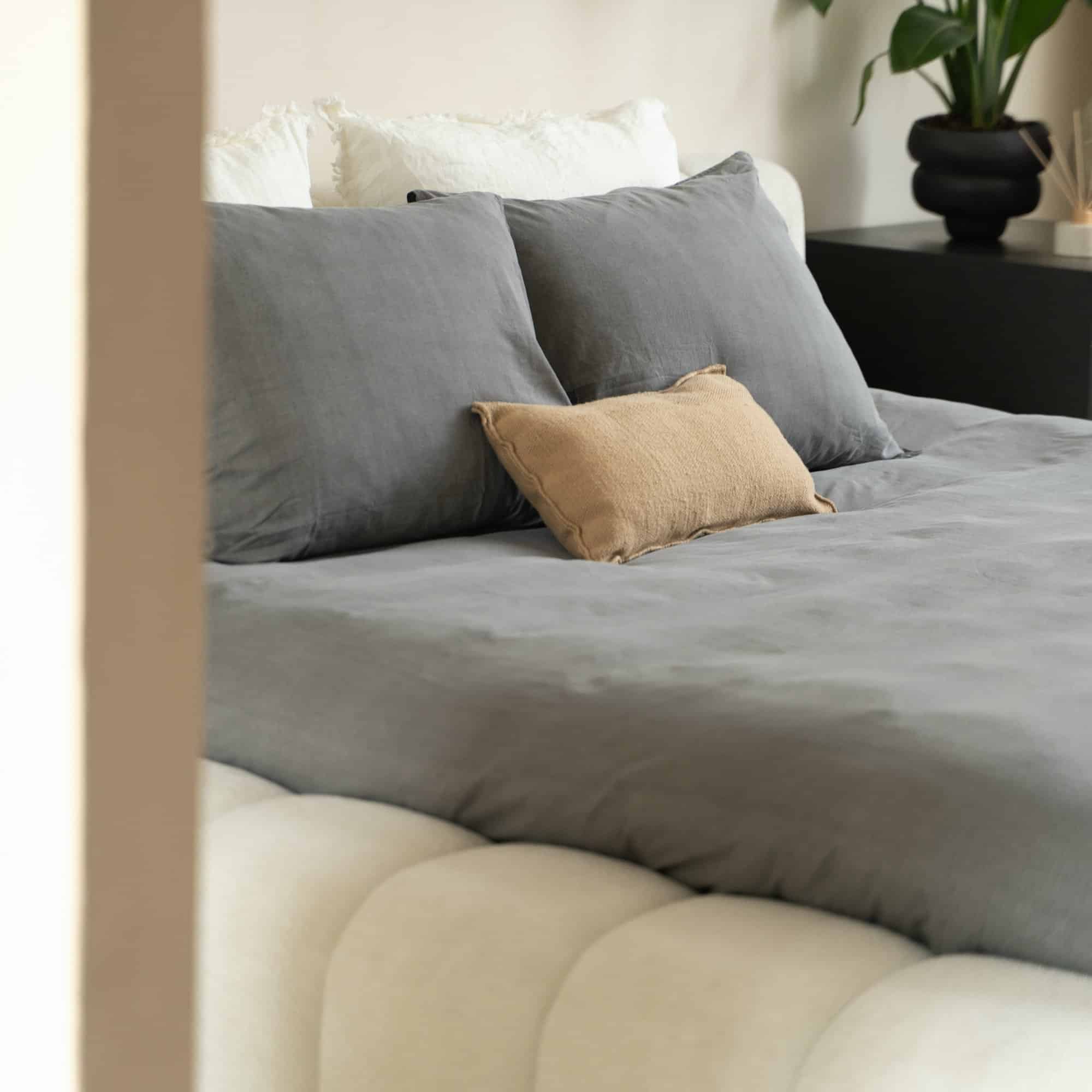Mörgenn Bed Adore - Designbed - Luxe Matras 26cm - 4 kleuren - Inclusief Dekbed & Kussens