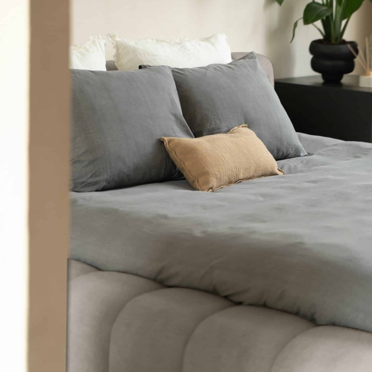 Mörgenn Adore Bed - Met of zonder Matras - Incl. Dekbed en Kussens 180x200 Cappuccino Geen Matras - Mörgenn - Betaalbare Boxsprings & Matrassen