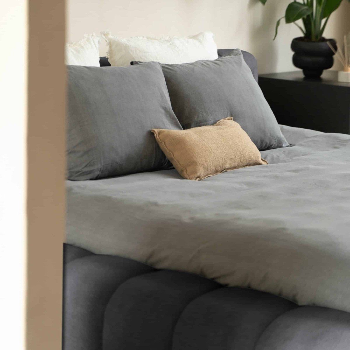 Mörgenn Adore Bed - Met of zonder Matras - Incl. Dekbed en Kussens 160x200 Antraciet Geen Matras - Mörgenn