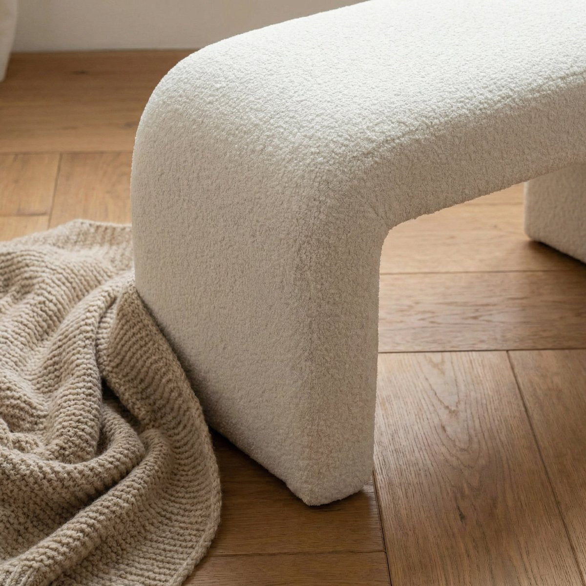 Mörgenn Gestoffeerde Voetenbank Curvy - Elegante Voetenbank 75 cm breed - Mörgenn